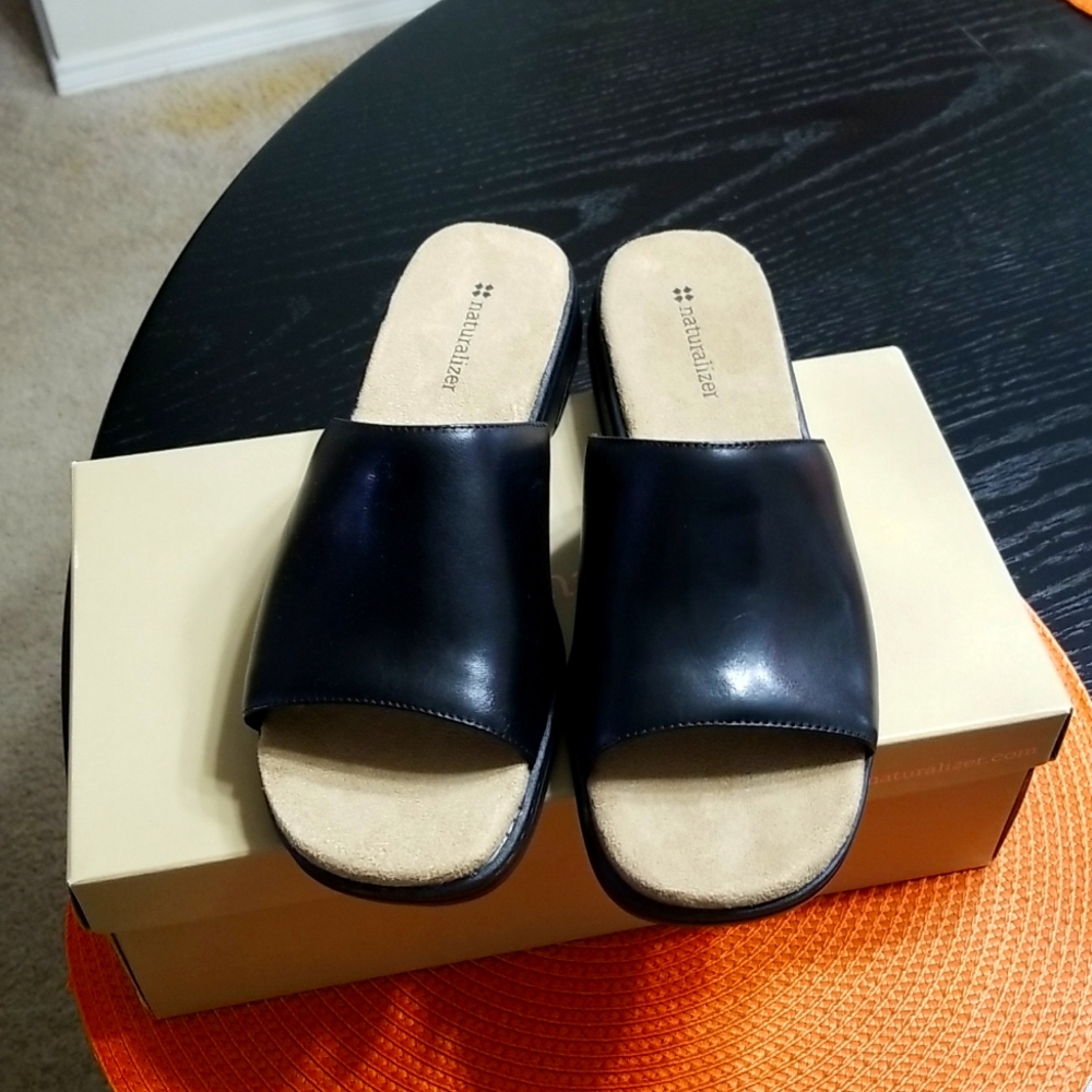 Naturalizer Ladies Slick Leather Sandals Never Worn